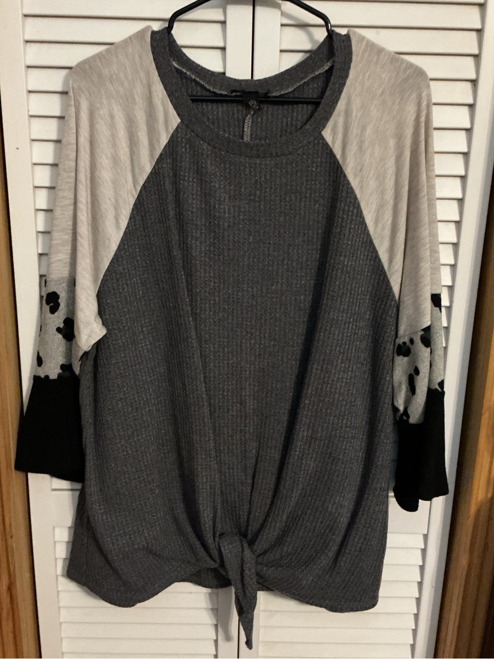 I.N. Studio Gray and Cream Ribbed Raglan Tie-Front Tunic
